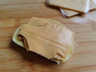 9、烤馒头片,上面盖上一块芝士片，完成????