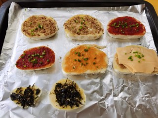 11、烤馒头片,剩下最大的那块馒头片，来个金沙蛋黄口味。