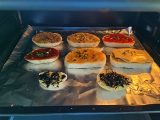 12、烤馒头片,最后将五种口味的馒头片一起放入烤箱，200℃上下火烤约15分钟。