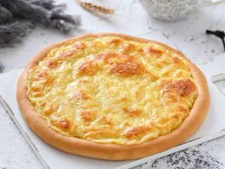 9、芝士榴莲披萨,烤至芝士变色、完全融化即可出炉。