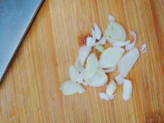 3、胡萝卜炒肉丝,葱，少许！