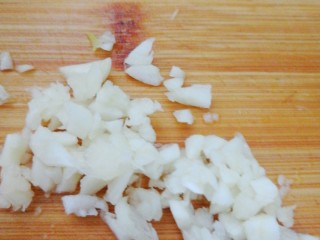 4、胡萝卜炒肉丝,蒜，包好，洗净，拍碎切末即可。