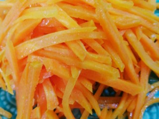 8、胡萝卜炒肉丝,胡萝卜塌蔫稍变软，盛出装盘备用。