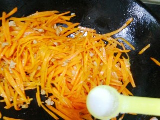 11、胡萝卜炒肉丝,之后，放入适量盐。