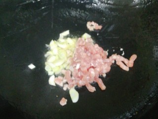 9、胡萝卜炒肉丝,锅中放少许油，下入肉末和葱末，翻炒，放一点生抽上色。