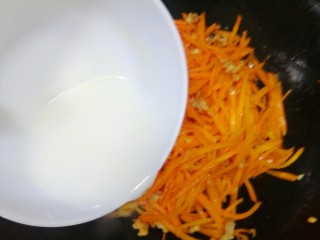 13、胡萝卜炒肉丝,倒入薄芡汁。