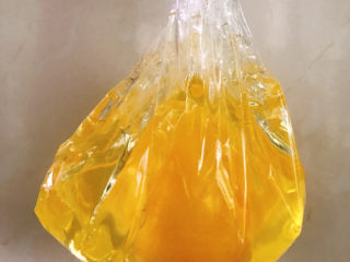 4、糖水鸡蛋,保鲜膜收口提起来