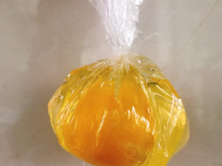 6、糖水鸡蛋,取一段将口扎紧