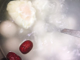 14、糖水鸡蛋,汤圆快浮上来的时候放入鸡蛋一起煮