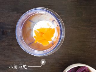 3、奶香卡通发糕,蒸熟的南瓜➕配方奶放入料理机中，用料理机打成细腻的南瓜泥。紫薯泥也是同样的处理方式。