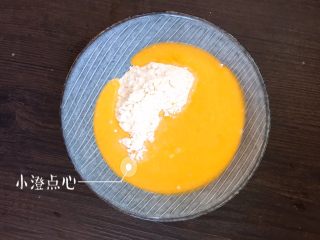 6、奶香卡通发糕,南瓜泥加入中筋面粉，用刮刀搅拌至无干粉的状态。