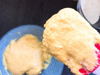 7、奶香卡通发糕,搅拌均匀至粘稠不易滑落的状态 