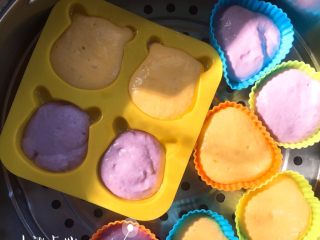 9、奶香卡通发糕,发酵至两倍大后，冷水上锅，水开后，大火蒸20分钟，关火后焖5分钟。 