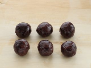 4、烫面豆沙饼,将豆沙馅分成均匀的六份滚圆备用，如果想要豆沙饼小一些也可以分成八份