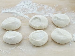 5、烫面豆沙饼,取出面团揉匀后搓成长条状，切割成均匀的6-8份，然后用手掌根按扁