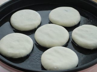 9、烫面豆沙饼,平底锅中刷一层花生油烧热，依次将包好的饼胚排放锅中