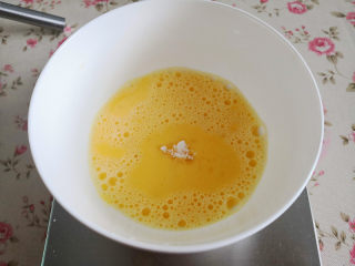 2、心形玛德琳蛋糕,加入糖粉搅拌均匀，