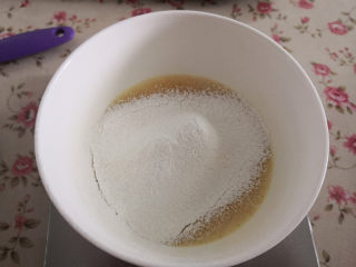 3、心形玛德琳蛋糕,筛入低筋面粉和泡打粉，