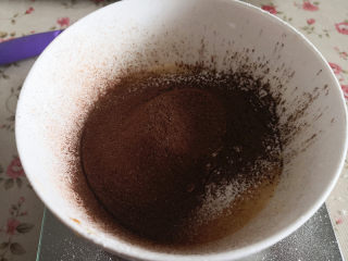 4、心形玛德琳蛋糕,再筛入可可粉划Z字搅拌均匀，千万不能划圈，否则面糊会起筋，影响成品的口感，