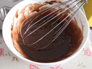 5、心形玛德琳蛋糕,再倒入液态黄油，拌匀