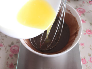 6、心形玛德琳蛋糕,装入裱花袋里入冰箱冷藏1小时，当然也可以不冷藏，味道也是棒棒的，