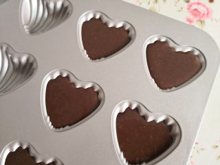 7、心形玛德琳蛋糕,再挤入模具中，