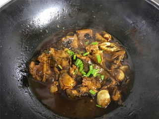 10、红烧鲶鱼,最后撒入葱花，即可熄火出锅。