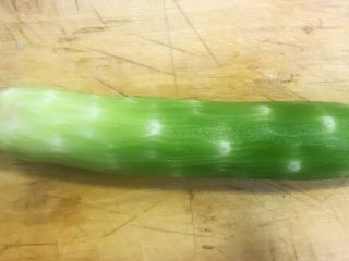 1、炒三丝,准备一根莴笋去皮洗净