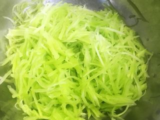 2、炒三丝,莴笋切成细丝