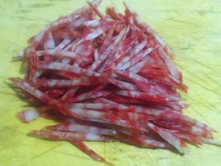 3、炒三丝,腊肠和胡萝卜同样切成细丝