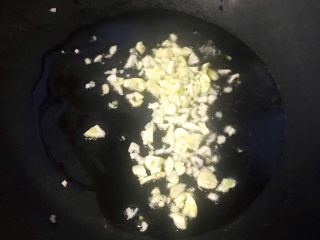 4、炒三丝,锅中倒入适量油加热放入蒜爆香