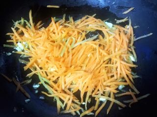 5、炒三丝,放入胡萝卜丝大火翻炒均匀