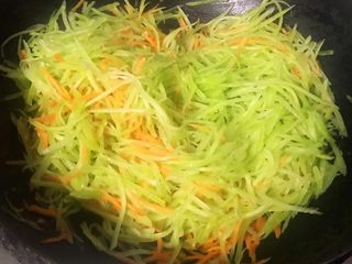 6、炒三丝,放入莴笋快速翻炒