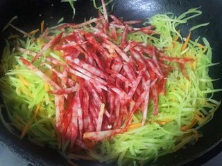 7、炒三丝,放入腊肠丝同时放入盐翻炒入味