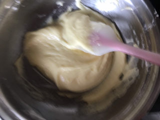 5、奶香玉米饼干,搅拌成这样顺滑的面糊