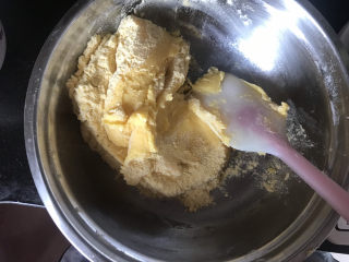 7、奶香玉米饼干,第二次加玉米面继续翻拌