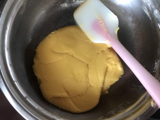 8、奶香玉米饼干,翻拌和面成光滑的面团