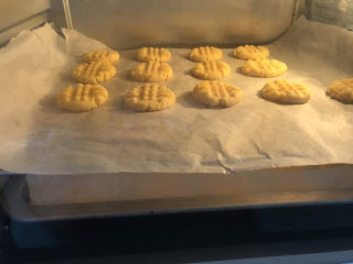 12、奶香玉米饼干,送入预热好的烤箱,上下火170度烤25分钟,烤到一半时上下两盘换一次位置烤箱,注意观察饼干上色,每个烤箱脾气不相同,温度可自行调节,时间也可以根据饼干上色自行调整