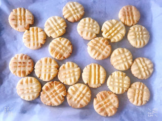 13、奶香玉米饼干,烤好拿出来放凉