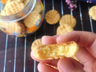 14、奶香玉米饼干,咬一口,香酥可口,满口玉米奶香。