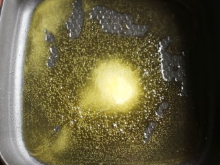 2、浪漫气息爆棚的蔓越莓牛轧糖,取不粘锅,加入黄油,小火化开。