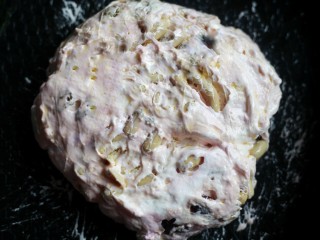 7、浪漫气息爆棚的蔓越莓牛轧糖,将整个放在平整的器具中压平整。