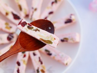 11、浪漫气息爆棚的蔓越莓牛轧糖,尝一口,松软香甜。