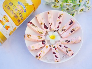 10、浪漫气息爆棚的蔓越莓牛轧糖,成品棒棒哒。