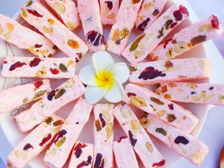 14、浪漫气息爆棚的蔓越莓牛轧糖,赶紧做起来吧。