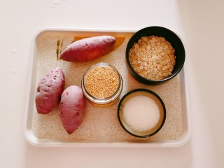 1、紫薯芝麻饼,食材准备好