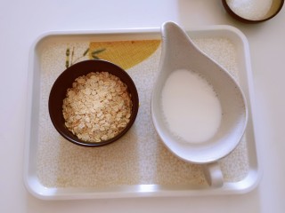 3、紫薯芝麻饼,牛奶放入微波炉加热