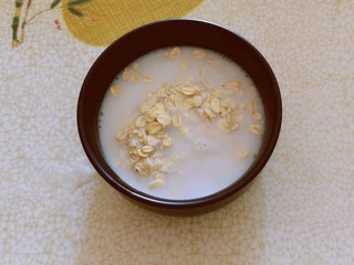 4、紫薯芝麻饼,倒入熟麦片里