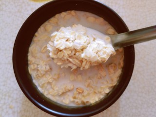 5、紫薯芝麻饼,搅拌至麦片变软。