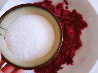 8、紫薯芝麻饼,放入白糖